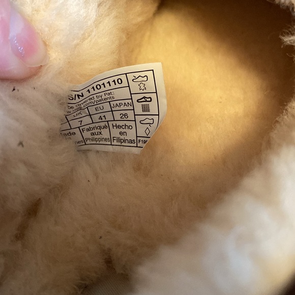 UGG  Men Slippers - Picture 6 of 6